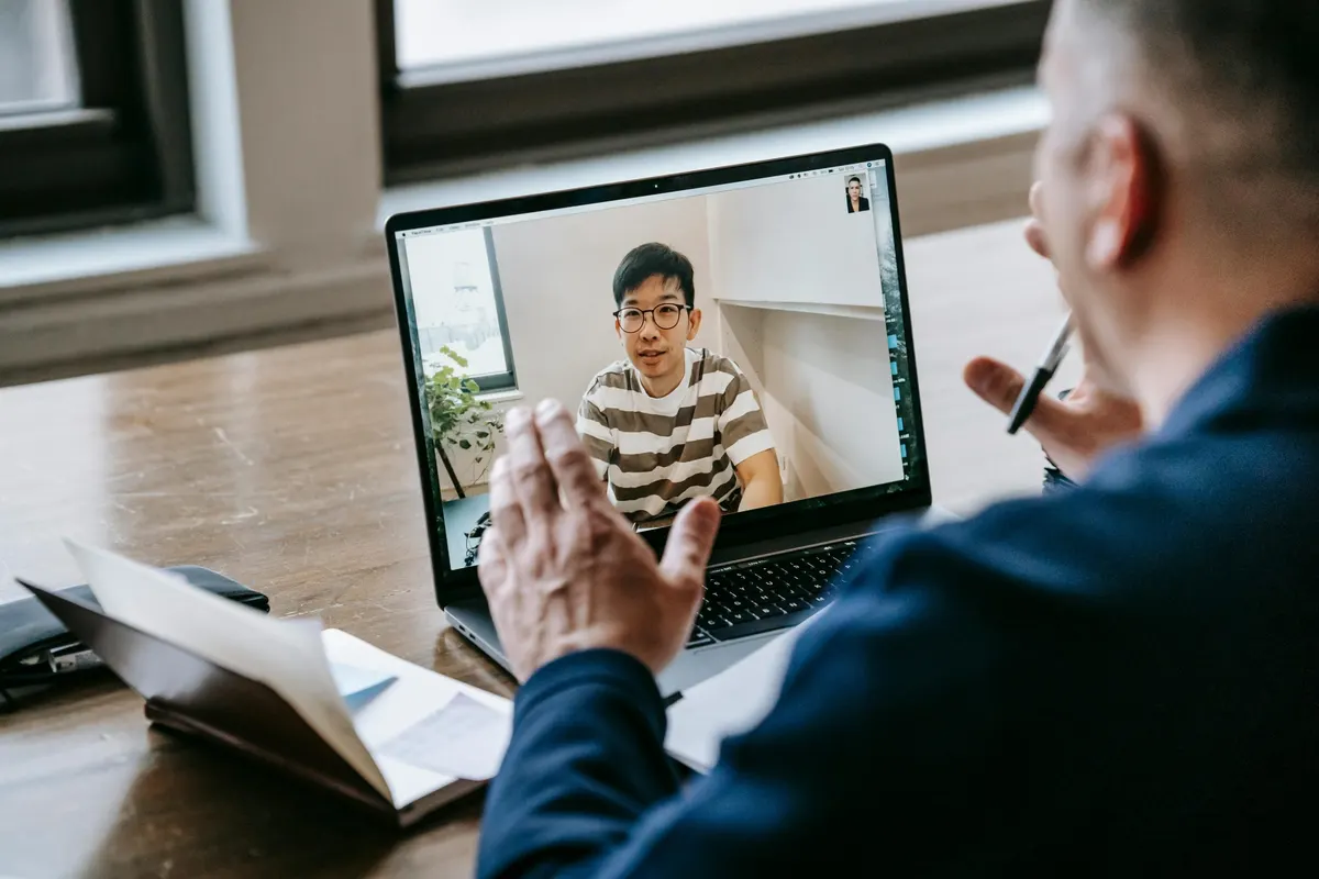 Groupe de personnes discutant en ligne sur différents écrans