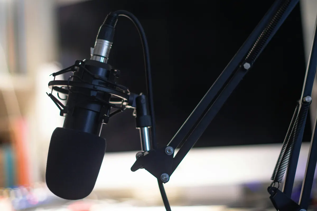 Studio de podcast avec microphone professionnel sur pied de bureau