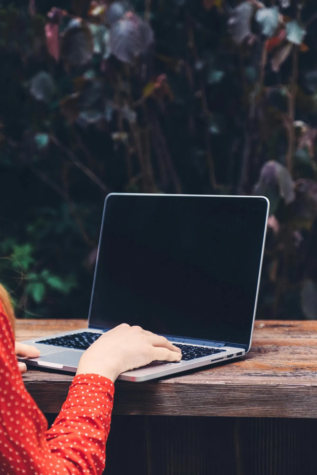 Personne en télétravail devant un ordinateur portable dans un espace lumineux