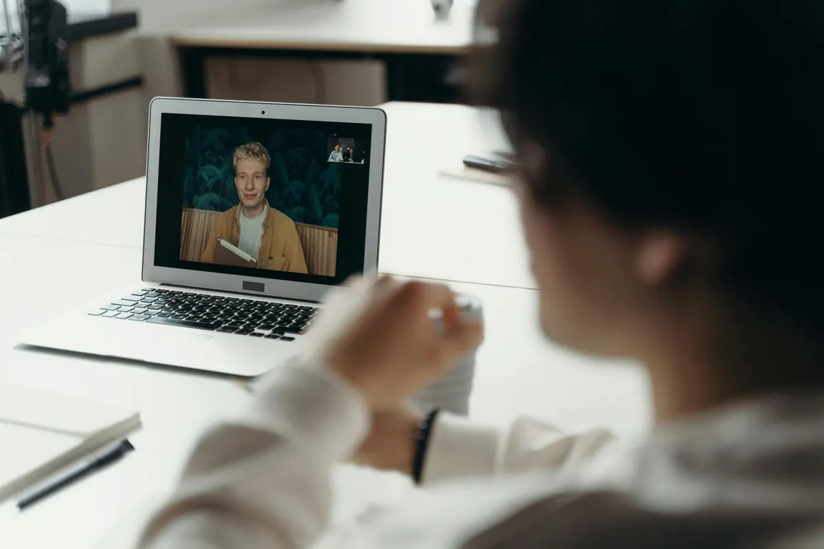 Écran d'ordinateur affichant une interface de chat avec intelligence artificielle
