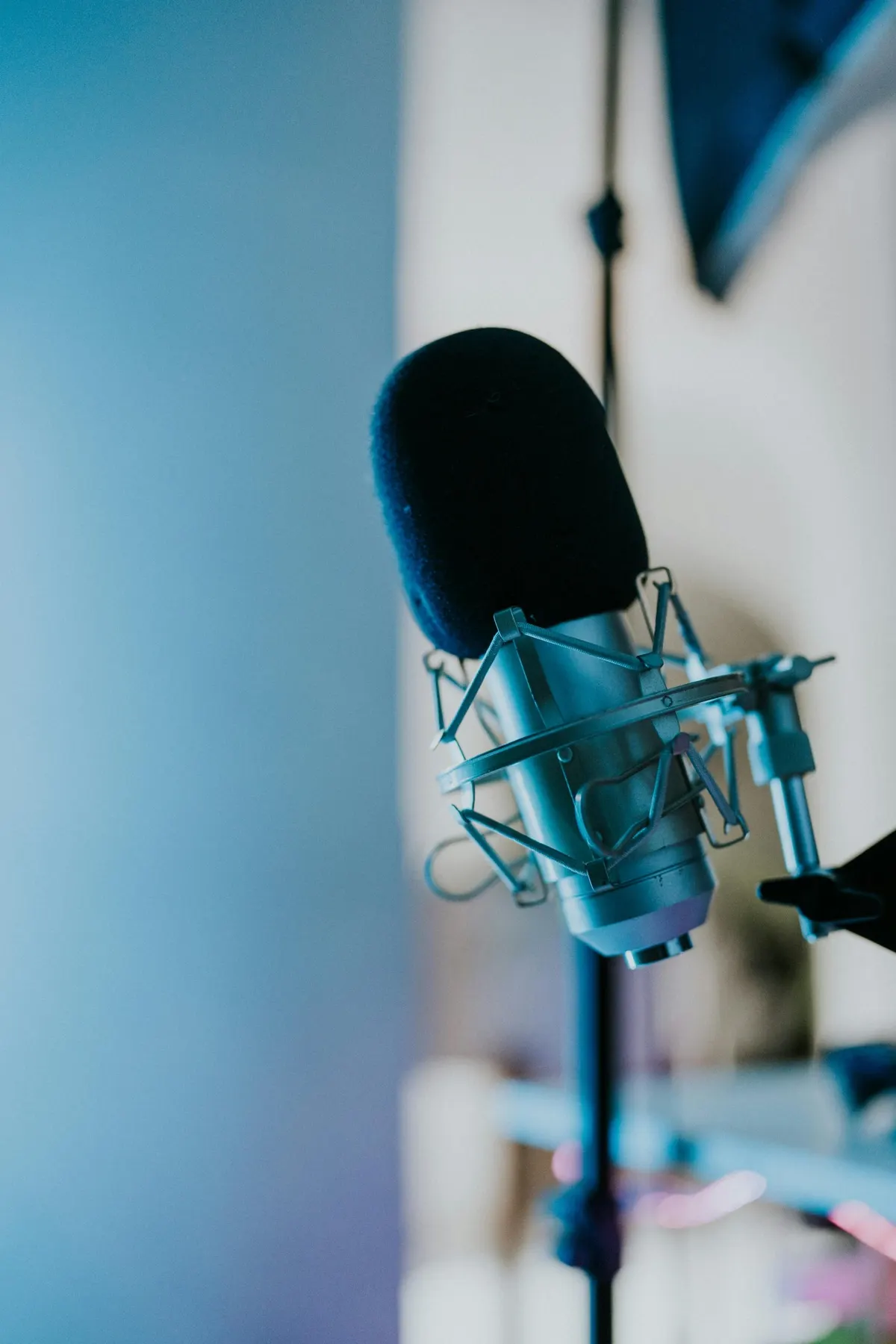 Microphone de podcast Shure et interface audio sur un bureau