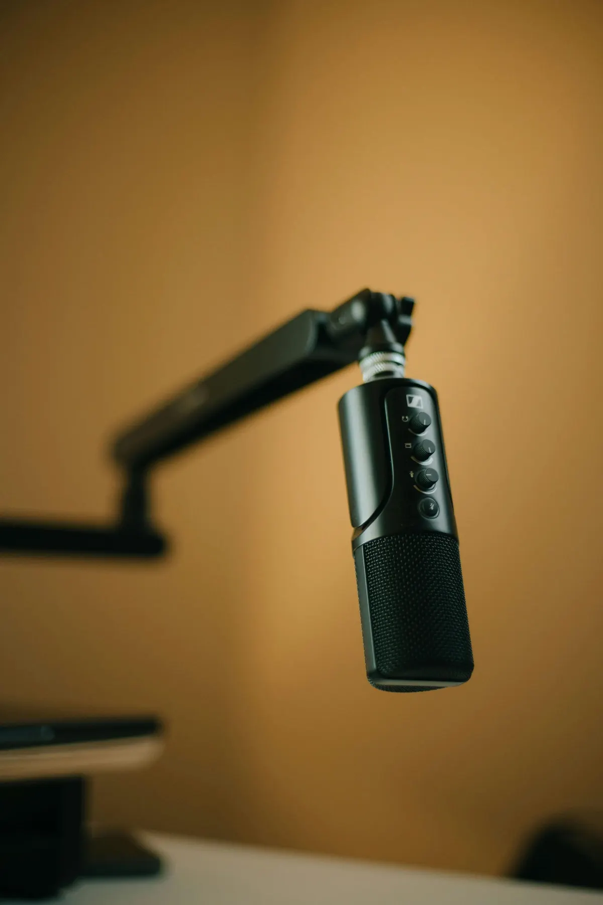Deux personnes discutant autour de microphones de podcast
