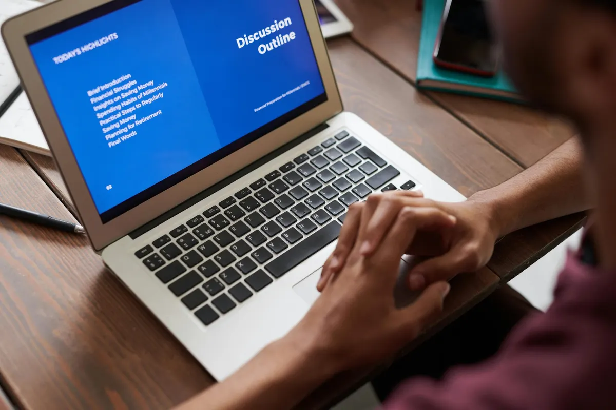Équipe qui collabore en ligne avec des outils numériques et intelligence artificielle