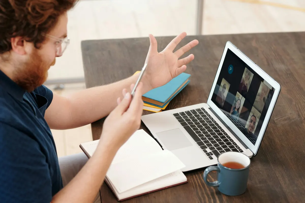 Utilisateur sur mobile qui consulte un forum communautaire