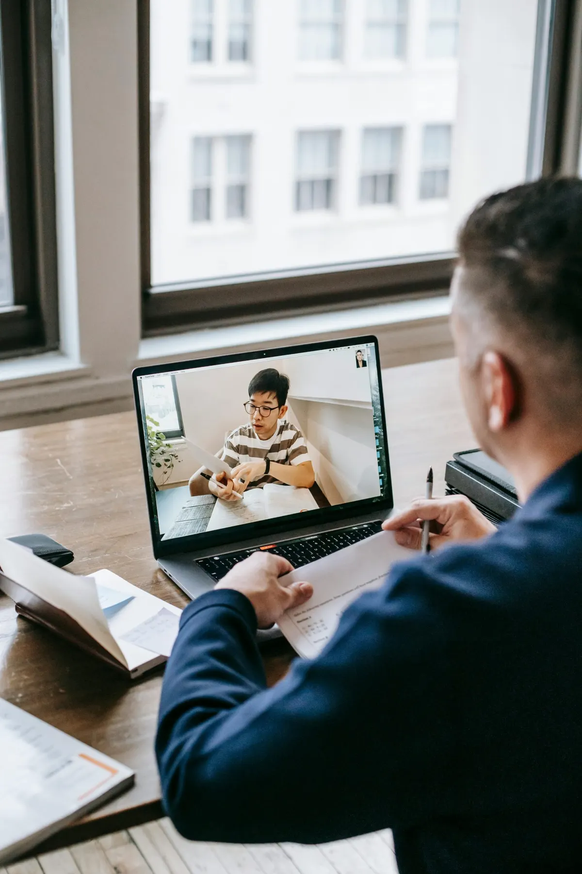 Membres d'une communauté en ligne échangeant sur différentes plateformes