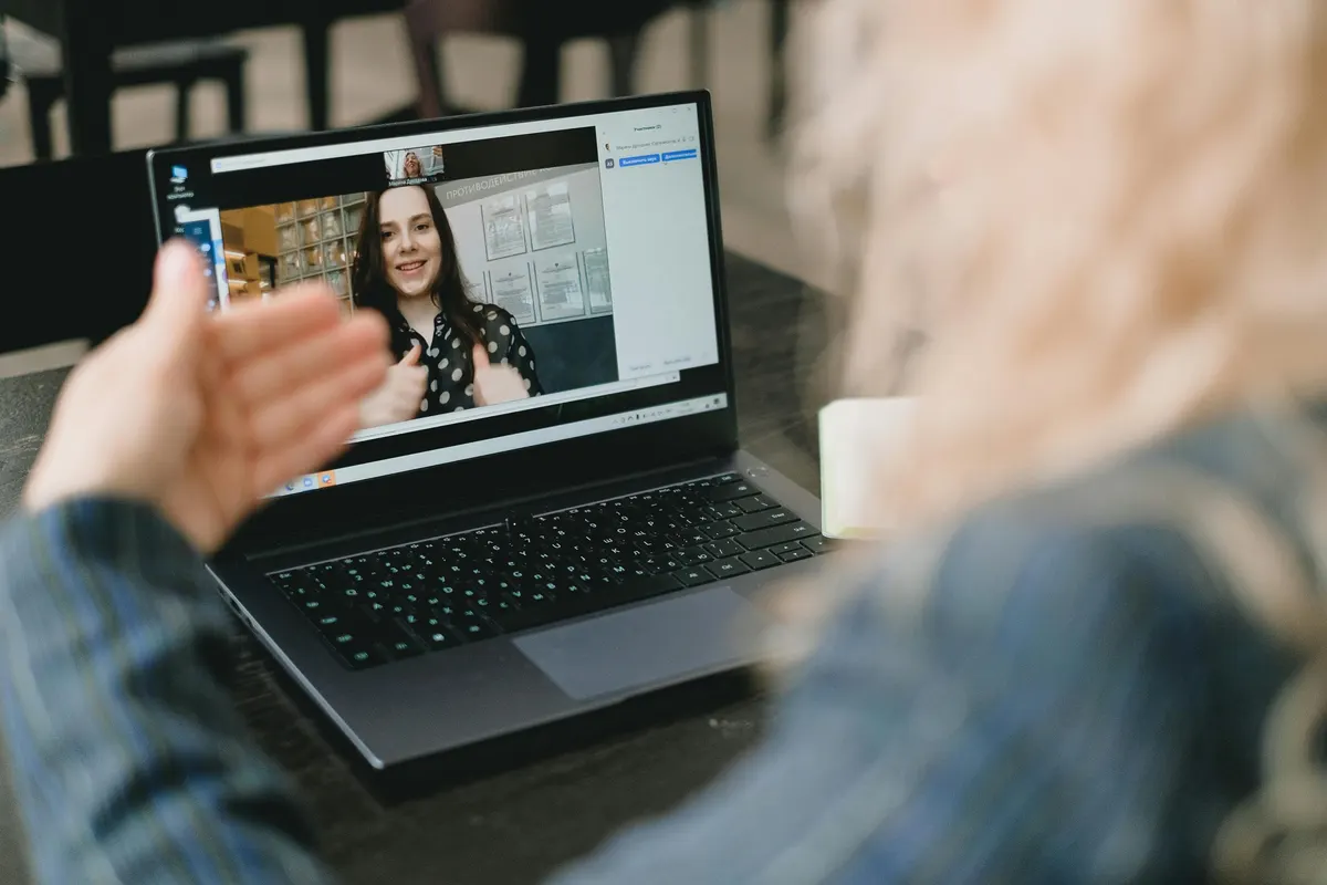 Animateur de communauté en ligne devant son écran lors d'une session en direct