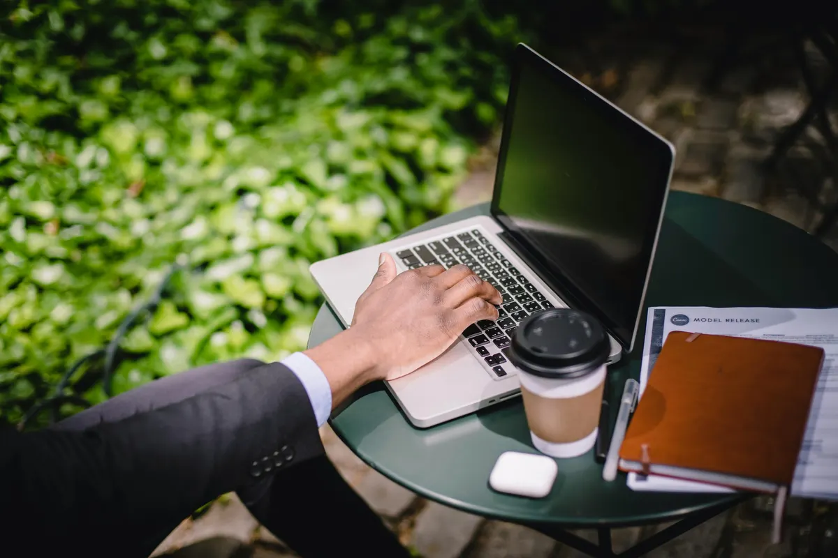 Personnes qui échangent en ligne sur différentes plateformes numériques francophones